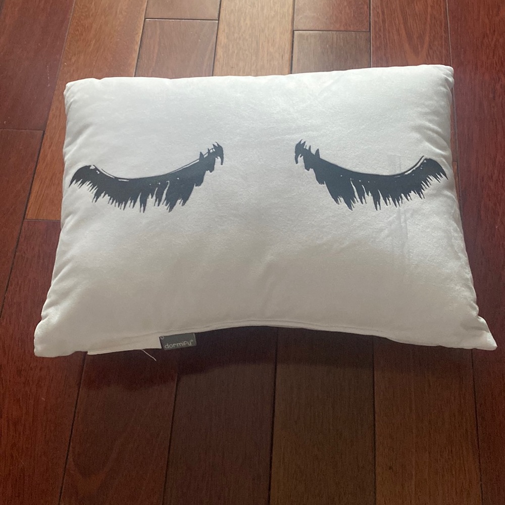 Dormify Eyelash Pillow